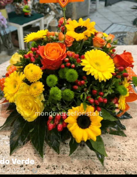 Cestino con fiori assortiti