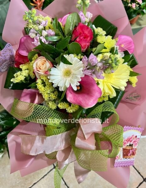 Composizione di fiori freschi assortiti, in particolare gerbere e rose.