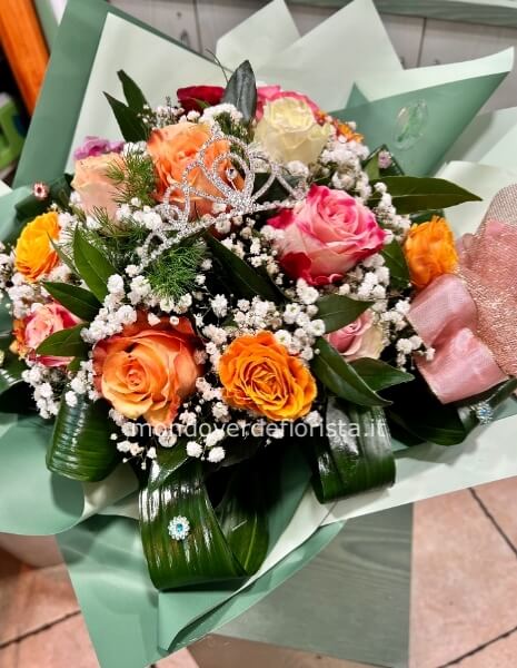 Bouquet di rose colori assortiti, con abbinato  corona strass