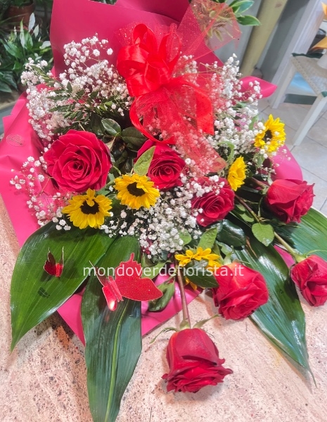 Fascio di rose rosse e girasoli