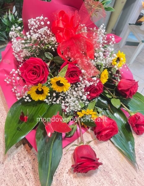 Fascio di rose rosse e girasoli