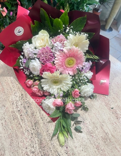 Fascio composto da fiori di stagione